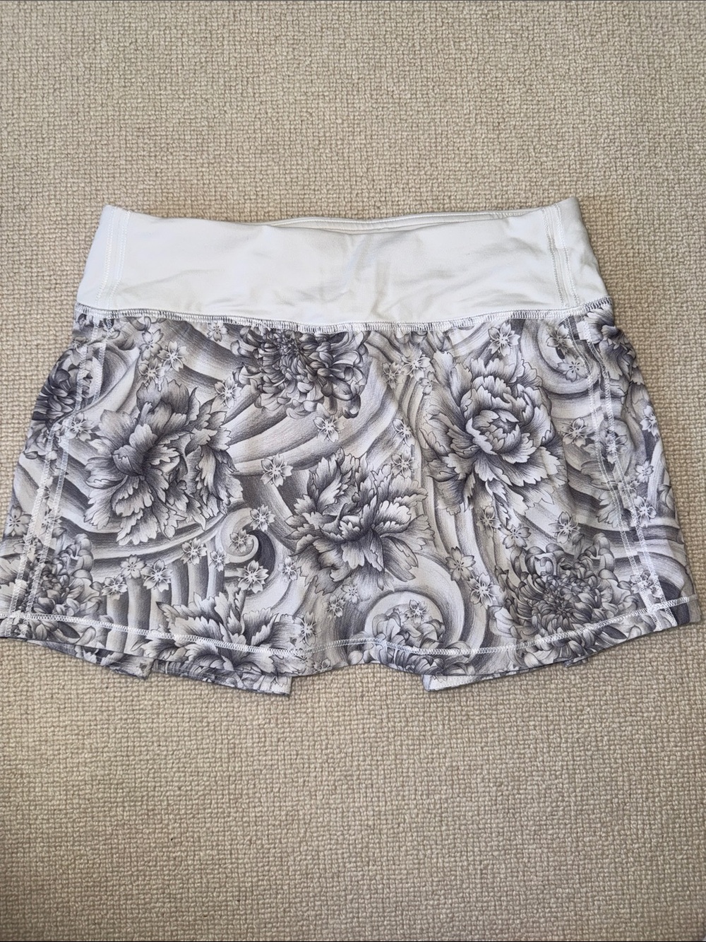 lululemon athletica White and Gray Floral Skort. Size 2